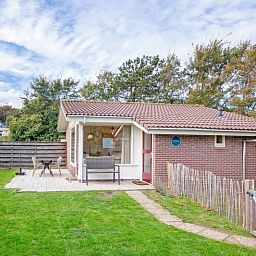 Front of Het Zandblauwtje vacation home with garden in De Koog Texel