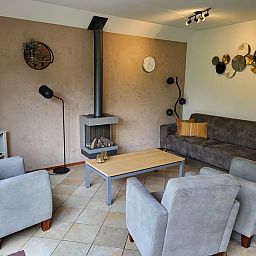 Gemuetliches Wohnzimmer in Agter Mienterglop - Ferienhaus 5103, De Koog, Texel mit Kamin.