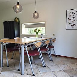 Essecke in Agter Mienterglop - Ferienhaus 5103, De Koog, Texel mit Blick auf die Natur.