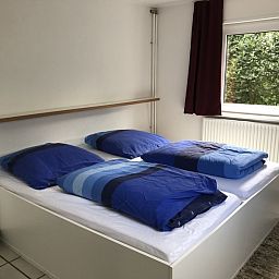 Bedroom with double bed in Bungalow Oud Vredelust 85, De Koog, Texel.