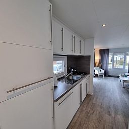 Dining area in Chalet Bregkoog 82, a vacation home on Chaletpark Bregkoog in De Koog, Texel, with modern furnishings.