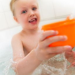 Child enjoys bath time in Villa 7 vacation home in De Koog Texel on the Wadden Islands.