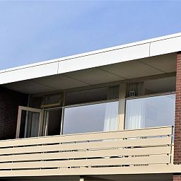 't Kerckeland - Apartment Kerckeland 86, De Koog, Texel: top view of the balcony overlooking nature and comfortable seating.
