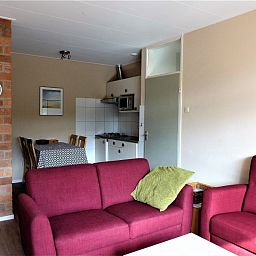 't Kerckeland - Apartment Kerckeland 86, De Koog, Texel: cozy indoor area with comfortable sofas and a fully equipped kitchen.