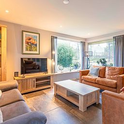 Gemuetliches Wohnzimmer im Huis ter Duin, Ferienhaus in De Koog, Texel mit bequemen Sofas.