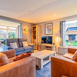 Geraeumiges Interieur des Huis ter Duin, modern eingerichtete Ferienunterkunft in De Koog, Texel.