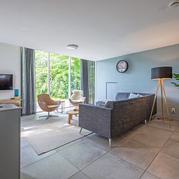 Bright living room in Holiday Park Het Oude Dijkje - Vuurcoogh, De Koog, Texel with a view of nature.