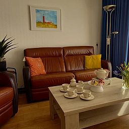 Gemuetliche Sitzecke in De Pelikaan Apartments, De Koog, Texel mit Sofa und Sesseln zum Entspannen.