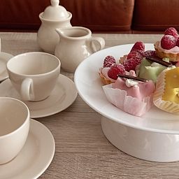 Schickes Geschirr mit bunten Suessigkeiten in den De Pelikaan Apartments, De Koog, Texel fuer eine gemuetliche Teepause.