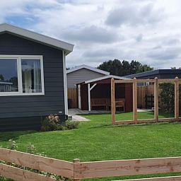 Vacation home Chalet Bregkoog 154 in De Koog, Texel, with spacious garden and terrace.