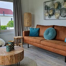 Stylish living room in Chalet Bregkoog 154, De Koog, Texel, with comfortable seating area.