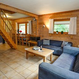 Offenes Wohn- und Esszimmer im Ferienpark Het Oude Dijkje, De Koog, Texel, mit Holzausstattung und viel Licht.