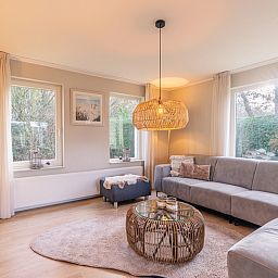 Stilvolle Einrichtung des Ferienhauses Honeysuckle 73 in De Koog, Texel mit Esszimmer und Sitzecke auf den Watteninseln.