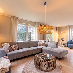 Das helle und geraeumige Wohnzimmer des Ferienhauses Honeysuckle 73 in De Koog, Texel, eignet sich hervorragend zur Entspannung auf den Watteninseln.