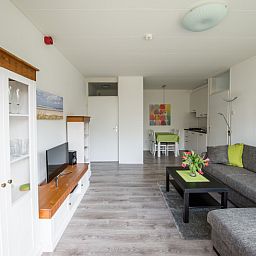 Geraeumiger Innenbereich von 't Kerckeland - Apartment Kerckeland 88, De Koog, Texel mit gemuetlicher Sitz- und Essecke.