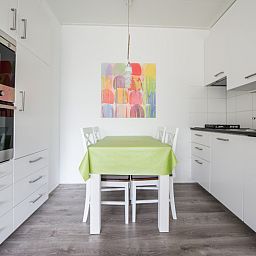 Moderne Kueche in 't Kerckeland - Appartement Kerckeland 88, De Koog, Texel mit Esstisch, bunter Kunst und kompletter Ausstattung.