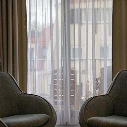 Sitzecke mit Blick auf den Balkon im Appartement 4 bis 6 Personen, De Koog, Texel, ideal fuer Entspannung auf den Watteninseln.