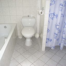 Modernes Badezimmer im Bungalow Stappeland 201, De Koog, Texel mit Badewanne und Dusche.