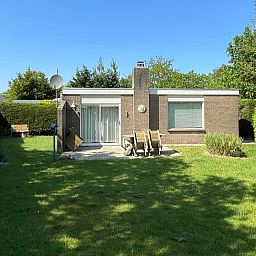 Side view of Bungalow 't Luwe Land 5B in De Koog Texel, surrounded by nature.
