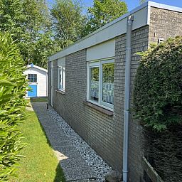 Cozy living room of Bungalow 't Luwe Land 5B in De Koog Texel with comfortable seating area.