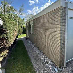 Modern bathroom of Bungalow 't Luwe Land 5B in De Koog Texel with shower and toilet.