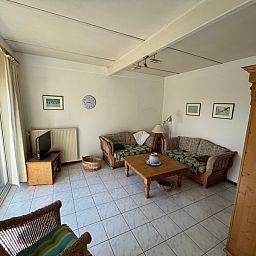 Spacious garden at Bungalow 't Luwe Land 5B in De Koog Texel with wooden picnic table.