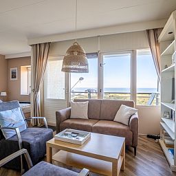 Geraeumiges Wohnzimmer mit Meerblick im Apartment Juliana 158 Zeezicht, Ferienhaus De Koog, Texel.