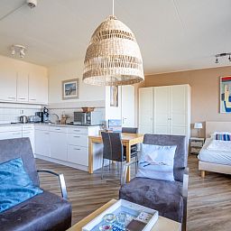 Offene Kueche und Essbereich in Appartement Juliana 158 Zeezicht, Ferienunterkunft De Koog, Texel.