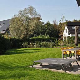 Essplatz im Freien im Ferienhaus 35 - 8A Blauwborst - BLV Kleingartenanlage Nr. 3 in De Koog, Texel, mit Liegestuehlen.