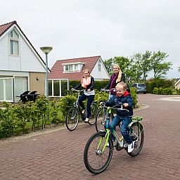 Family outing on a bike at Villa 3, De Koog Texel, vacation home on the Wadden Islands.