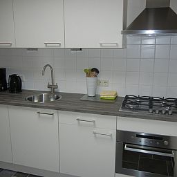 Kompakte Kueche im Ferienhaus 2, De Koog, Texel mit modernen Geraeten.