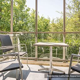 Privater Balkon des Ferienhauses Typ 5A, De Koog, Texel, mit Sitzgelegenheit und Blick ins Gruene.