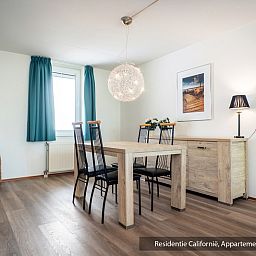 Essecke im Ferienhaus Typ 5A, De Koog, Texel, mit modernem Tisch und stimmungsvoller Beleuchtung.