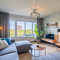 Heller Wohnraum im Apartment Juliana 044 Insel- und Meerblick, De Koog, Texel mit grossen Fenstern.