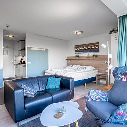 Open floor plan of Apartment Juliana 068 Island and Sea View, De Koog, Texel with sleeping area and sitting area.