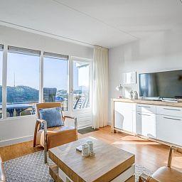 Heller Innenraum mit gemuetlicher Sitzecke im Appartement Juliana 052 Eiland en Zeezicht, De Koog, Texel.