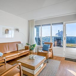 Modernes Wohnzimmer mit grossen Fenstern im Apartment Juliana 052 Insel- und Meerblick, De Koog, Texel.