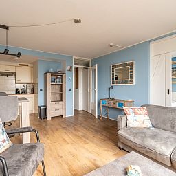 Offenes Wohnzimmer und Kueche im Appartement Juliana 076 Eilandzicht, De Koog, Texel.