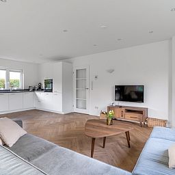 Open kitchen and living room at Stappeland 197, vacation home De Koog, Texel with modern amenities.