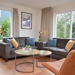 Gemuetliches Wohnzimmer im Ferienhaus Stappeland 169, De Koog Texel mit bequemen Sofas.