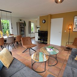 Geraeumiges Wohnzimmer mit Essecke im Ferienhaus Stappeland 169, De Koog Texel.