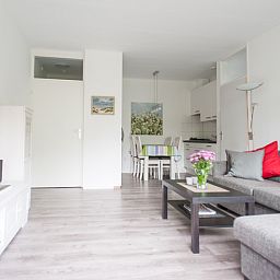 't Kerckeland - Apartment Kerckeland 92, De Koog, Texel: Modern living room with open kitchen and dining area.