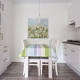 't Kerckeland - Apartment Kerckeland 92, Texel: Stylish kitchen with dining area and modern appliances.