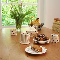 Cozy dining area in Pauwenhof Texel, De Koog with delicacies and flowers.