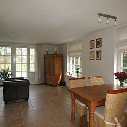 Bright living space in Pauwenhof Texel vacation home in De Koog overlooking garden.