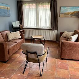 Cozy living room in Landgoed Springtij - Koetshuis 3, vacation home De Koog, Texel with comfortable seating.