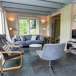 Comfortable sitting area in Het Boshuis, Vakantiepark Het Oude Dijkje, De Koog, Texel overlooking the garden.