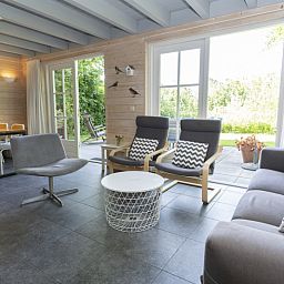 Bright living room of Het Boshuis, Vakantiepark Het Oude Dijkje, De Koog, Texel with access to terrace.