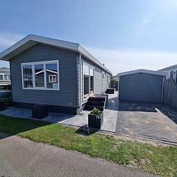 Exterior of Chaletpark Bregkoog - Chalet 240 De Texelse Berg in De Koog, Texel, with spacious driveway and modern look.
