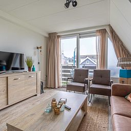 Modernes Wohnzimmer mit TV in Appartement Anna 224, Texel, Waddeninseln.